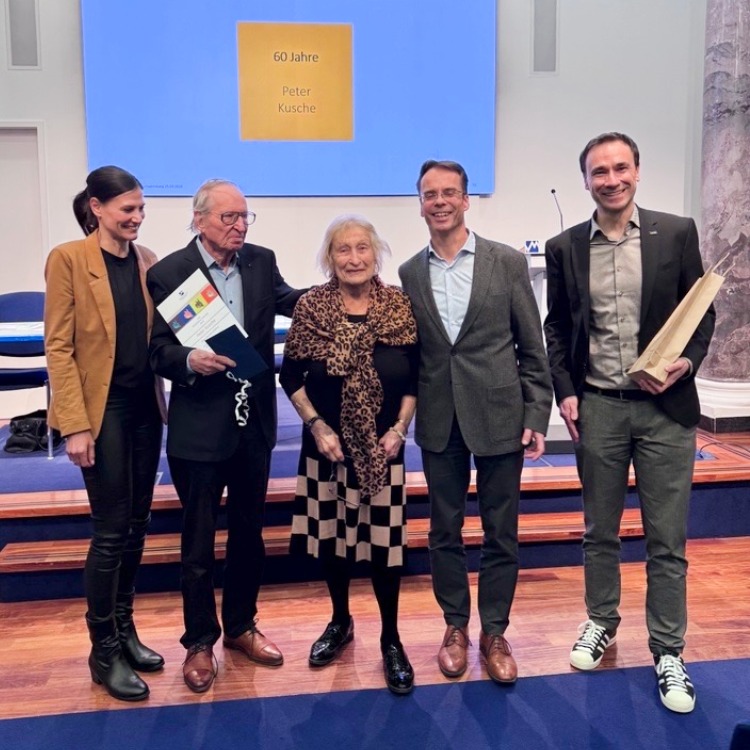 60jahre_MCN_Peter_Kusche MCN Präsidentin Christina Blumentritt zusammen mit Sabine Michel vom Veranstalter des Unternehmer-Kongresses und Robert Puchalla (Programm-Vorstand) am Messestand des Marketing Club Nürnberg.