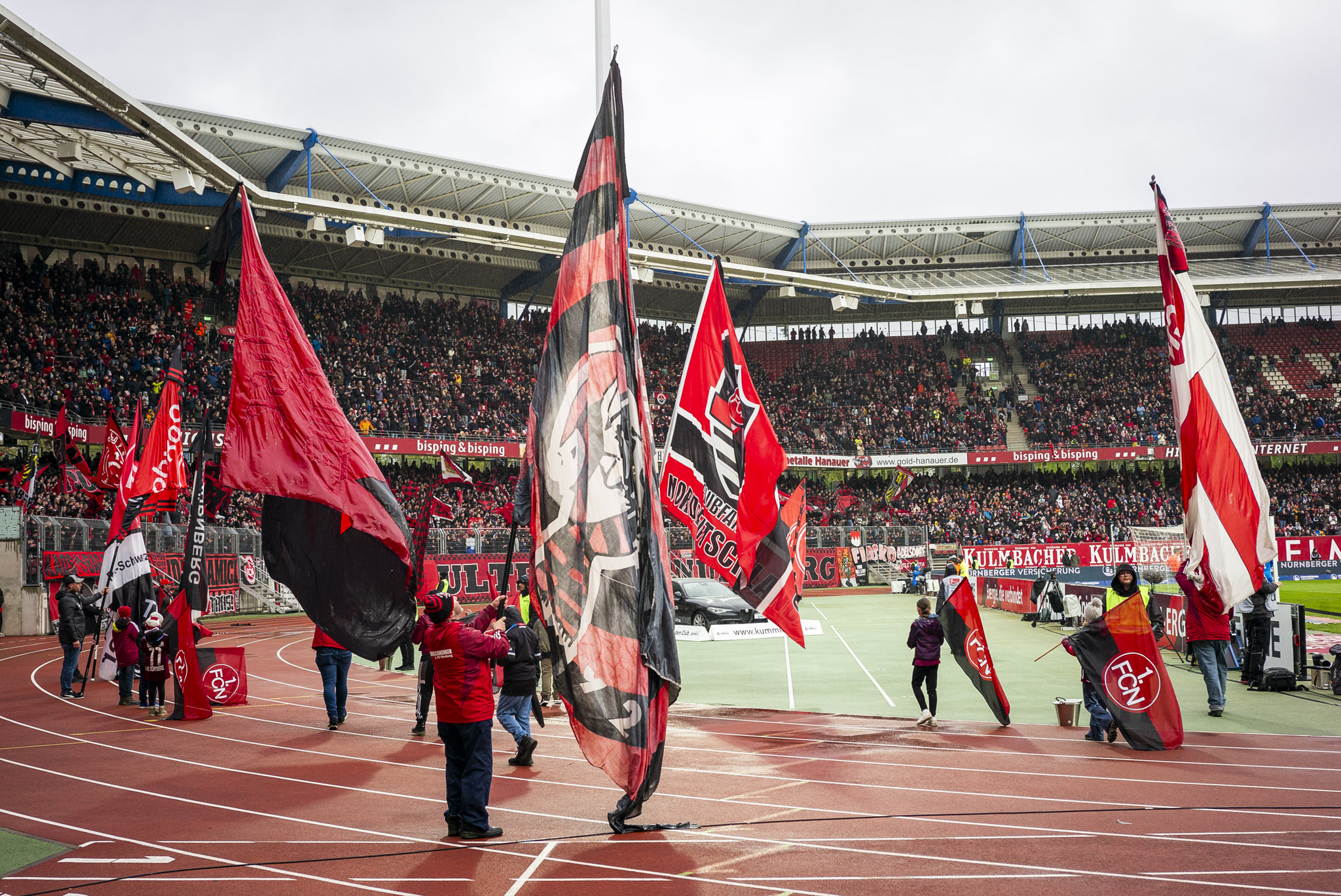 L1005549 Fan-Fahnenträger des 1. FC Nürnberg im Stadion