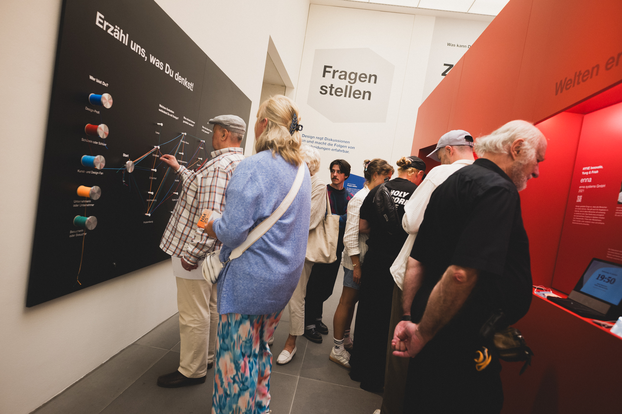 MB250710_BD_designconnects_0508-screen Eine Besuchergruppe erkundet die bayern design Ausstellung