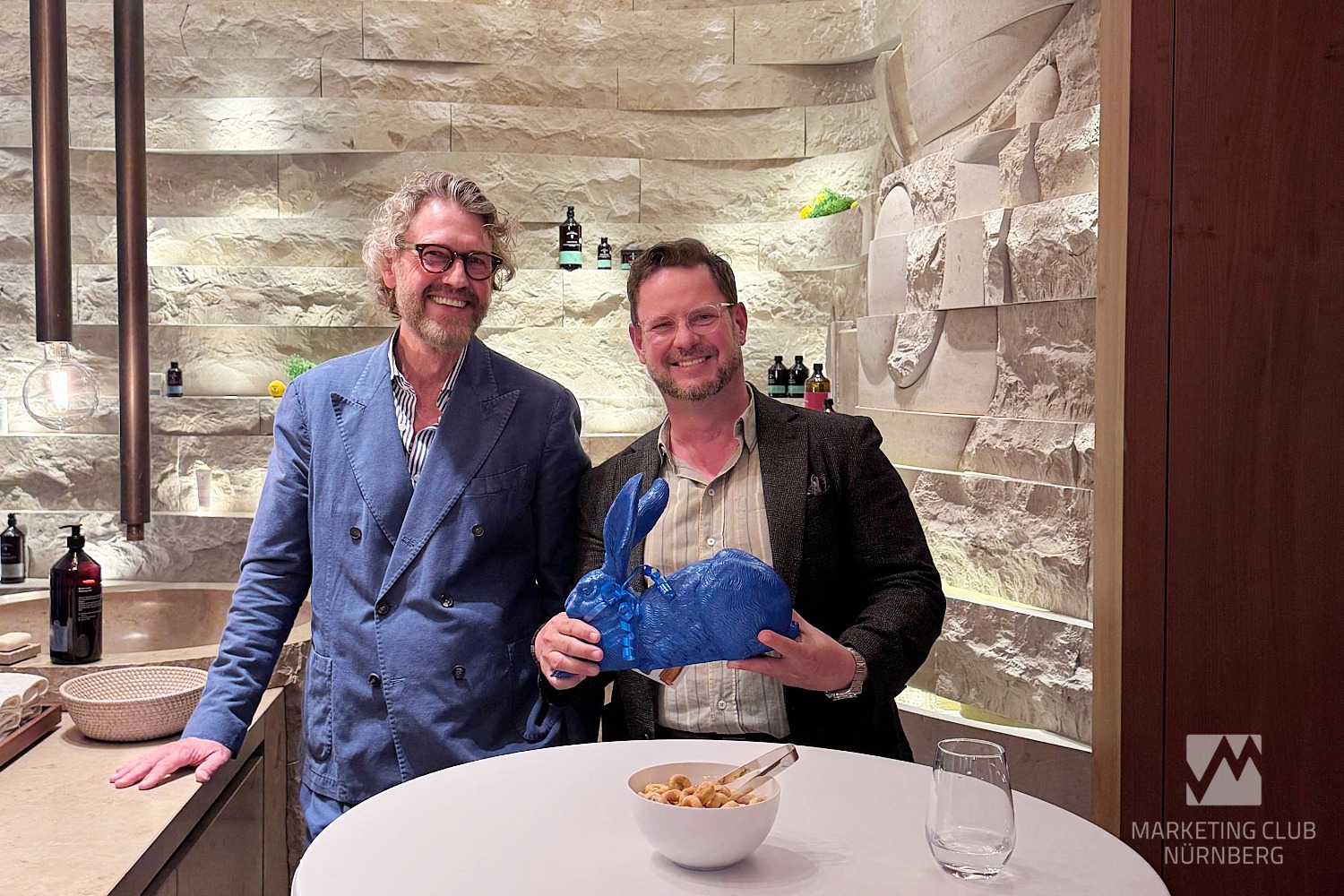 RECAP-Retterspitz-Pioniere-LinkedIn-10 (1) Der blaue Dürer-Hase als Dankeschön für die Retterspitz-Speaker