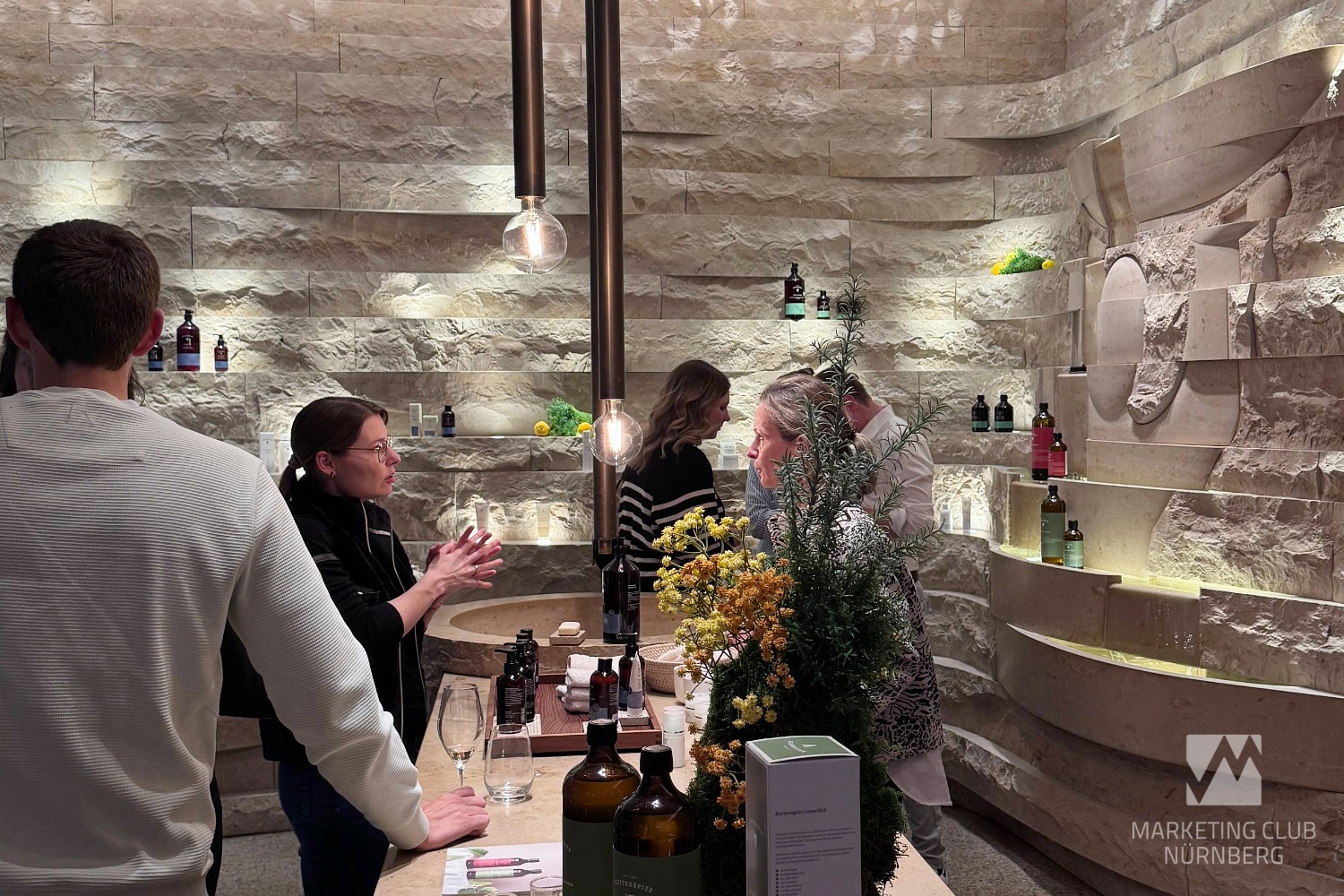 RECAP-Retterspitz-Pioniere-LinkedIn-8 (1) Blick in den Verkaufsraum des Retterspitz Flagship Stores